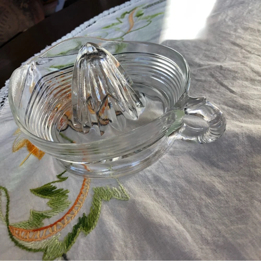 Vintage Citrus Reamer Juice Squeezer. Large Size. Scalloped Handle. 7.5